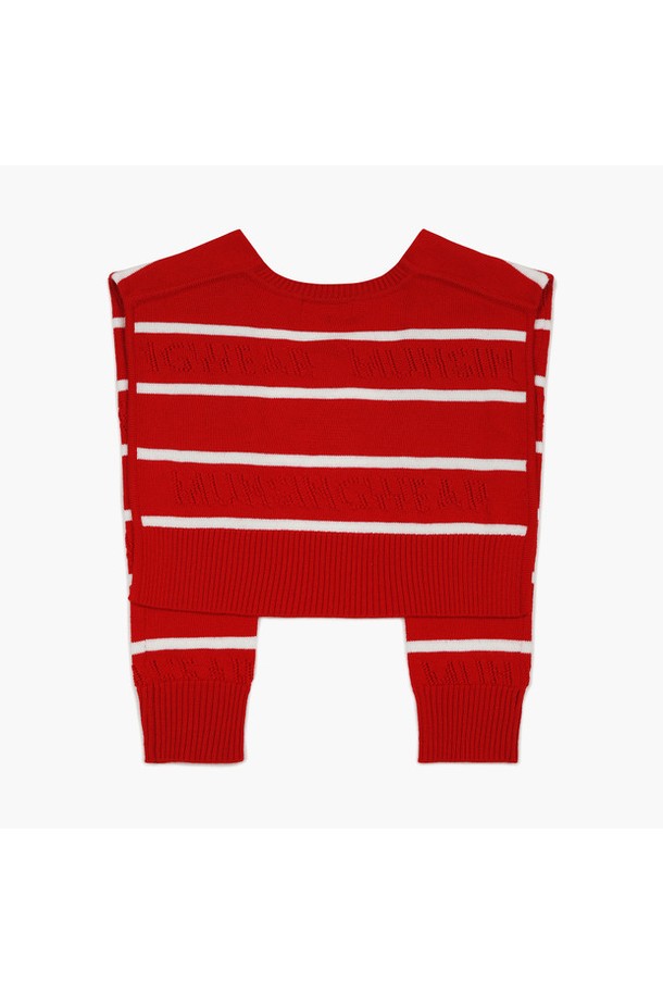 여성 레이어링 숄 가디건 레드(MQ322LWM92)는 골프룩 연출에 적합한 여성용 숄 가디건입니다. 부드러운 울 소재로 제작되어 얇지만 보온성을 제공하며, 봄, 가을 간절기에 활용하기 좋습니다. 클래식하고 미니멀한 스타일의 무지 디자인에 레귤러 핏으로, 레이어링하여 다양한 스타일을 연출할 수 있습니다. 숄 타입의 오픈 스타일 가디건으로, 편안하고 세련된 분위기를 더합니다. 레드는 물론, 네이비, 화이트 색상으로도 만나볼 수 있습니다.
