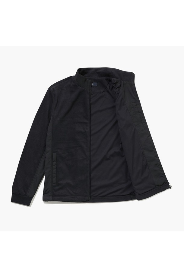 남성 플리스 방풍 점퍼(MQ321MJP93)는 가을, 겨울 시즌에 착용하기 좋은 남성용 점퍼입니다. 스포티하고 캐주얼한 스타일을 연출하며, 골프 및 일상생활에서 활용하기 좋습니다. 부드러운 촉감의 플리스 소재와 넉넉한 두께감으로 보온성을 높였으며, 방풍 기능을 갖춰 추운 날씨에도 쾌적하게 착용할 수 있습니다. 레귤러핏에 집업 스타일로 편안하게 착용 가능하며, 무지 디자인으로 미니멀한 스타일을 선호하는 분들께 적합합니다. 블랙 컬러의 긴소매 점퍼로 다양한 의상과 매치하여 활용할 수 있습니다.
