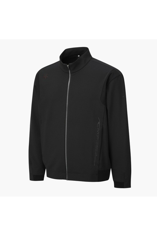 아크먼트(ACMT) 남성 스톰플리스 점퍼 (DQ32MFBL9B)는 겨울철 골프 라운딩과 일상에서 스타일리시하게 연출할 수 있는 남성용 점퍼입니다. 부드러운 촉감의 두꺼운 스톰플리스 소재로 제작되어 보온성이 뛰어나며, 4웨이 스트레치 기능으로 편안한 활동성을 제공합니다. 기모 안감과 소매/밑단 밴딩 디테일이 추운 날씨에도 따뜻하게 몸을 보호해 줍니다. 레귤러핏 디자인과 집업 여밈 방식으로 간편하게 착용 가능하며, 스포티하고 미니멀한 스타일을 연출합니다. 블랙 컬러로 어떤 옷에도 쉽게 매치하여 겨울철 골프룩과 데일리룩을 완성할 수 있습니다.
