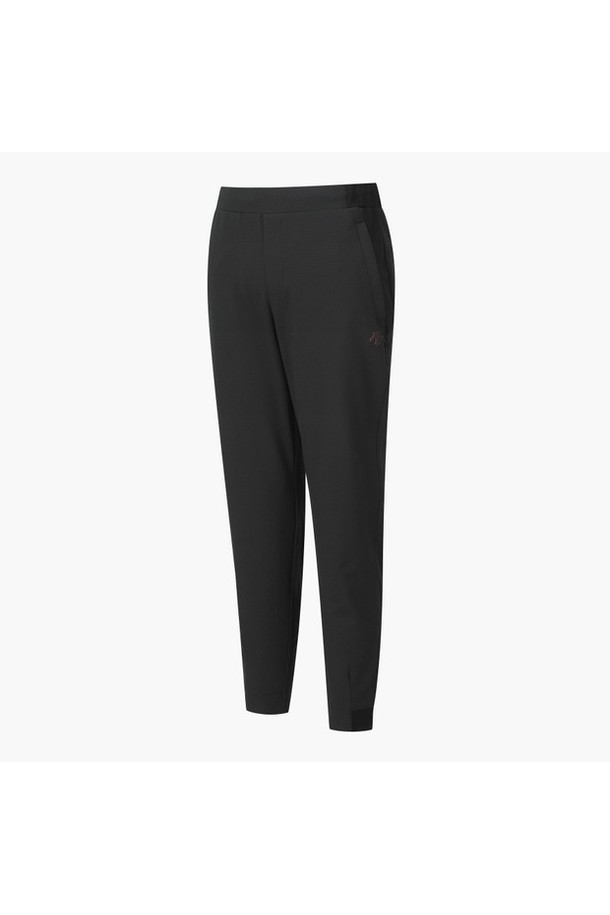 아크먼트(ACMT) 남성 스톰플리스 반조거 팬츠 (DQ32MFPT9B)는 스포티한 스타일의 남성용 반바지입니다. 겨울철 골프 및 일상생활에서 활용하기 좋으며, 릴랙스핏 조거 디자인으로 편안한 착용감을 제공합니다. 블랙 컬러에 무지 패턴으로 미니멀한 매력을 더하며, 보온성과 경량성을 갖춘 스톰플리스 원단을 사용하여 제작되었습니다. E밴드 내장과 RIP 밑단 처리가 돋보이며, 부드러운 촉감과 얇은 두께로 활동성을 높였습니다.
