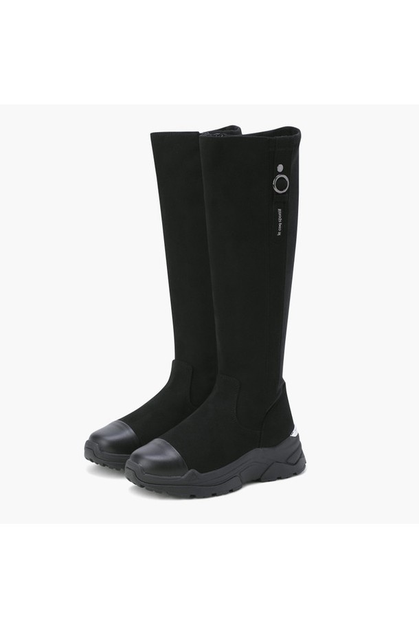 세련된 스타일을 완성하는 슬림 롱부츠 (LONG BOOTS) (GQ322LSH92)입니다. 블랙 컬러의 여성 롱부츠로, 가을과 겨울 시즌 골프룩 및 데일리룩에 모두 잘 어울립니다. 라운드 앞코와 지퍼형 여밈, 5cm 청키힐 굽이 특징이며, 슬림한 부츠 샤프트 디자인으로 다리 라인을 더욱 슬림하게 연출합니다. 합성가죽, 메쉬, 파일론, 합성고무, TPU 등 다양한 소재를 사용하여 편안함과 내구성을 높였으며, 메쉬 안감으로 통기성을 더했습니다. 볼륨감 있는 파일론 중창, 메탈릭 스태빌라이저, 넓은 러버 아웃솔, 크롬 마감 처리, 경량 디자인으로 기능성과 스타일을 모두 갖춘 클래식, 미니멀, 캐주얼 스타일의 롱부츠입니다.
