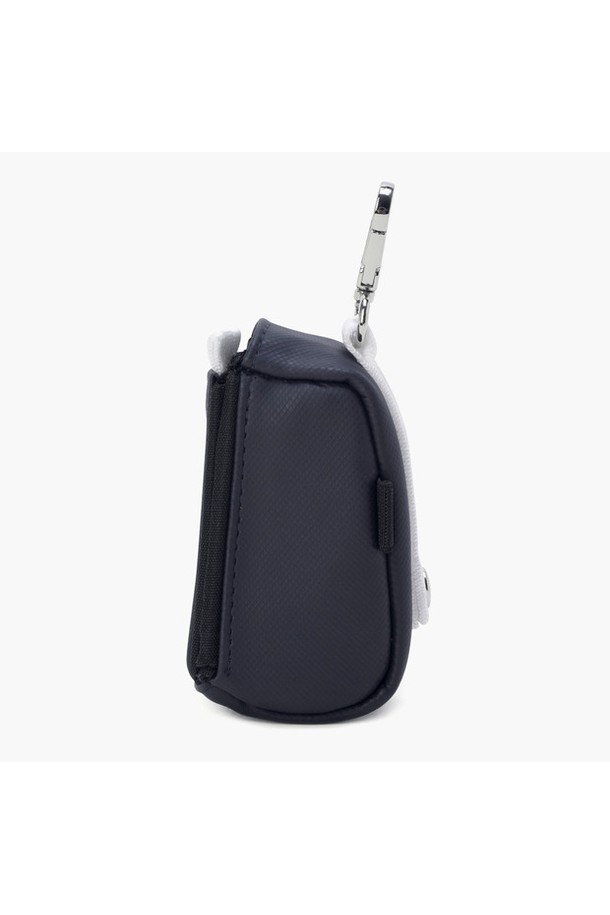 남성용 마그네틱 볼케이스(MQ311MET91)는 골프룩에 어울리는 클래식하고 미니멀한 디자인의 볼케이스입니다. 네이비 컬러의 합성가죽 소재로 제작되었으며, 사각 형태에 무지 패턴으로 깔끔함을 더했습니다. 마그네틱 잠금 방식으로 편리하게 사용할 수 있으며, 링 형태의 볼 레이스와 카드 부착 기능, 티홀더가 있어 실용적입니다. 골프 웨어 액세서리로, 라운딩 시 스타일과 기능을 동시에 만족시킬 수 있는 아이템입니다.
