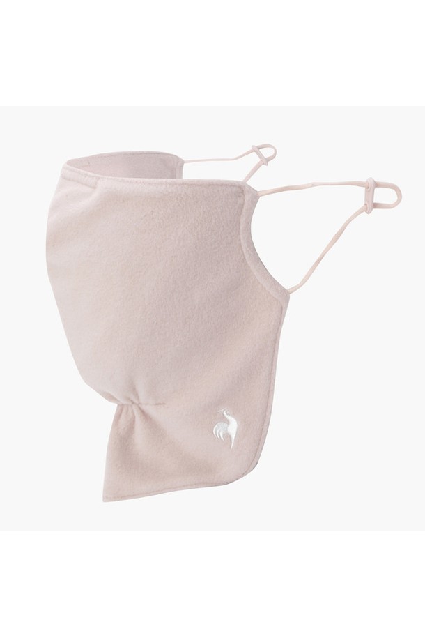 여성 플리스 방한 마스크 (GQ322LSA91)는 겨울철 추위로부터 당신을 보호해 줄 방한 마스크입니다. 부드러운 플리스 소재와 넉넉한 두께감으로 뛰어난 보온성을 제공하며, 블랙과 핑크 두 가지 색상으로 출시되었습니다. 가볍고 통기성이 좋은 디자인으로 골프 등 활동적인 스포츠를 즐길 때에도 쾌적하게 착용할 수 있습니다. 마스크 내부에 메쉬 통기홀을 적용하여 답답함을 줄였으며, 실리콘 스토퍼를 통해 사이즈 조절이 용이합니다. 형태를 유지하는 구조로 제작되어 변형 없이 오랫동안 사용할 수 있습니다.
