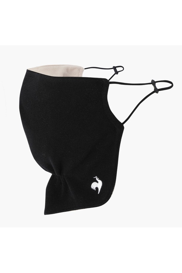 여성 플리스 방한 마스크 (GQ322LSA91)는 겨울철 추위로부터 당신을 보호해 줄 방한용 마스크입니다. 부드러운 플리스 소재와 두꺼운 두께로 보온성을 높였으며, 블랙, 핑크 두 가지 색상으로 제공됩니다. 폴리에스터, 나일론, 폴리우레탄 혼방 소재로 제작되어 가볍고 내구성이 뛰어나며, 형태 유지가 용이합니다. 사이즈 조절이 가능하며, 실리콘 스토퍼와 메쉬 통기구를 갖춰 활동성과 편안함을 동시에 제공합니다. 골프, 겨울 스포츠, 아웃도어 활동 시 유용하게 사용하실 수 있습니다.
