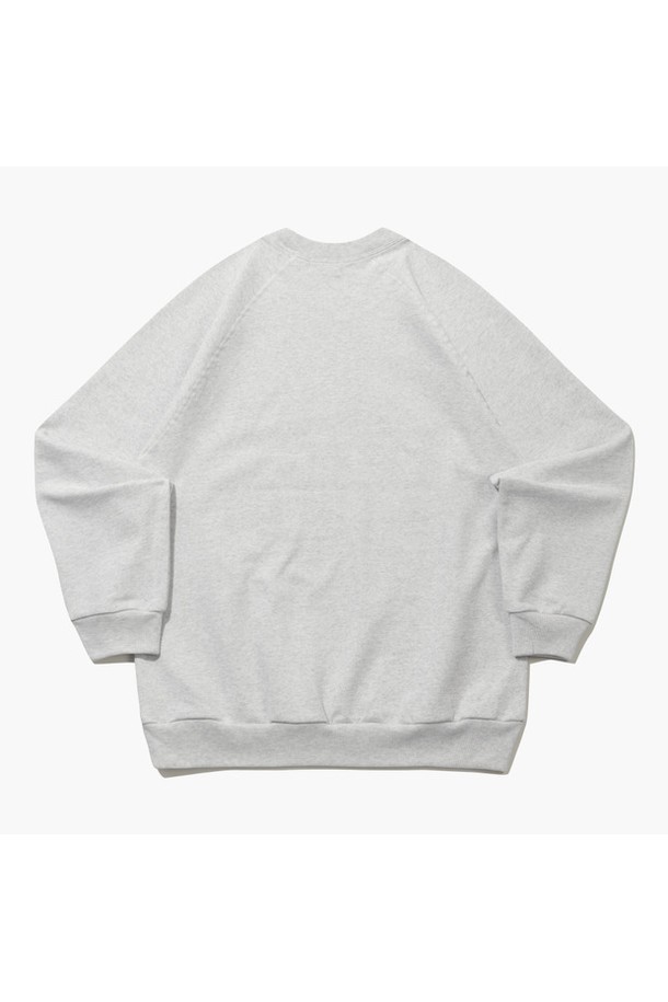 남성 피터보기 기모 맨투맨 MQ411PTLO1은 가을과 겨울에 따뜻하게 착용하기 좋은 남성용 맨투맨입니다. 부드러운 촉감의 면(90%)과 폴리에스터(10%) 혼방 소재로 제작되었으며, 안감은 기모 처리되어 보온성을 높였습니다. 스포티하면서도 캐주얼한 스타일로, 골프 및 일상생활에서 폭넓게 활용할 수 있습니다. 레귤러핏 라운드넥 디자인에 회색 컬러, 로고 패턴으로 포인트를 주어 세련된 느낌을 더했습니다. 제품 코드 MQ411PTLO1이며, 긴 소매와 두께감 있는 디자인으로 편안한 착용감을 선사합니다.
