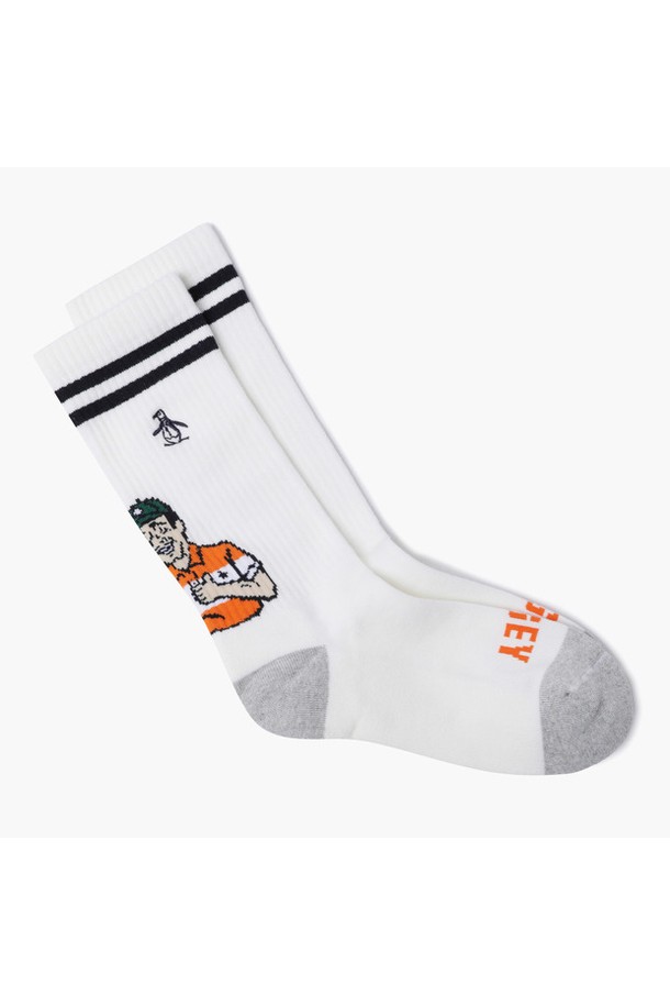 남성 보기맨 크루 삭스(MQ311PSO91)는 골프 및 일상생활에서 스타일리시하게 착용할 수 있는 양말입니다. 화이트 색상에 면, 아크릴, 나일론, 폴리에스터, 폴리우레탄을 혼방하여 제작되었습니다. 발목 부분은 스트라이프 패턴으로 포인트를 주었고, 피터보기 캐릭터 그래픽이 디자인되어 캐주얼하면서도 스포티한 무드를 연출합니다. 중목 길이로 제작되어 편안한 착용감을 제공하며, 골프룩에 매치하기 좋습니다.
