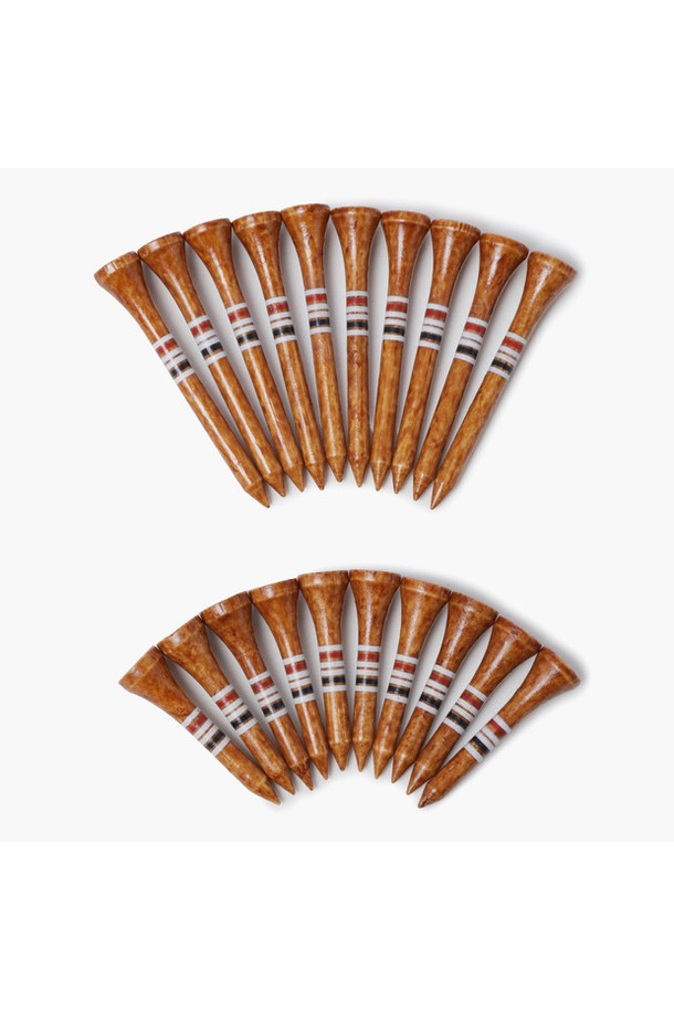 공용 우드 티 세트(MQ311PET91)는 그린 컬러의 나무 소재로 제작된 골프 티 세트입니다. 6cm 사이즈의 솟티 10개와 통티 70개로 구성되었으며, 골프룩에 잘 어울리는 캐주얼 스타일을 연출합니다. 유니크한 캐릭터와 로고 패턴의 아트워크 디자인이 특징이며, 골프 라운딩 시 개성 있는 스타일을 더해줍니다.
