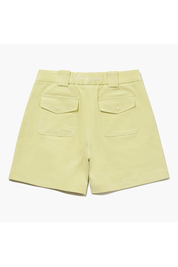 산뜻한 옐로우 컬러가 돋보이는 여성 코듀로이 반바지입니다. 봄, 여름 시즌에 활용하기 좋은 얇은 두께감과 부드러운 촉감이 특징입니다. 캐주얼, 스포티 스타일 모두 소화 가능하며, 골프룩 연출에도 적합합니다. 레귤러핏으로 편안하게 착용할 수 있으며, 무지 디자인에 포켓 디테일로 실용성을 더했습니다. 면, 폴리우레탄, 레이온, 코듀로이 혼방 소재로 제작되었습니다.
