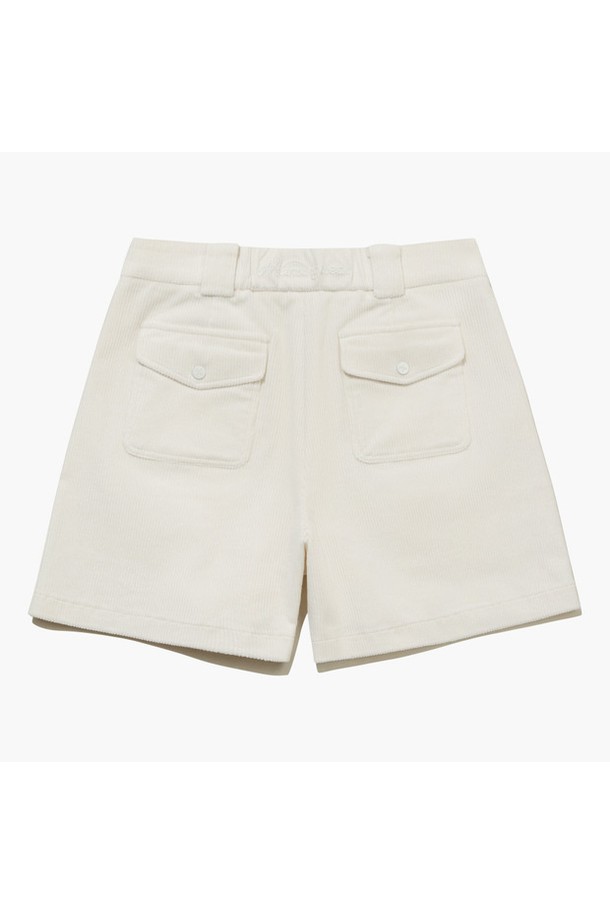 아이보리 컬러의 여성 코듀로이 반바지입니다. 봄, 여름 시즌에 적합하며, 캐주얼, 스포티, 미니멀 스타일 연출에 용이합니다. 코듀로이, 면, 폴리우레탄 혼방 소재로 제작되어 부드러운 촉감을 선사합니다. 레귤러핏 디자인과 무지 패턴으로 깔끔하며, 얇은 두께감으로 편안하게 착용 가능합니다. 골프 및 일상생활에서 활용할 수 있는 포켓 디테일의 반바지입니다.
