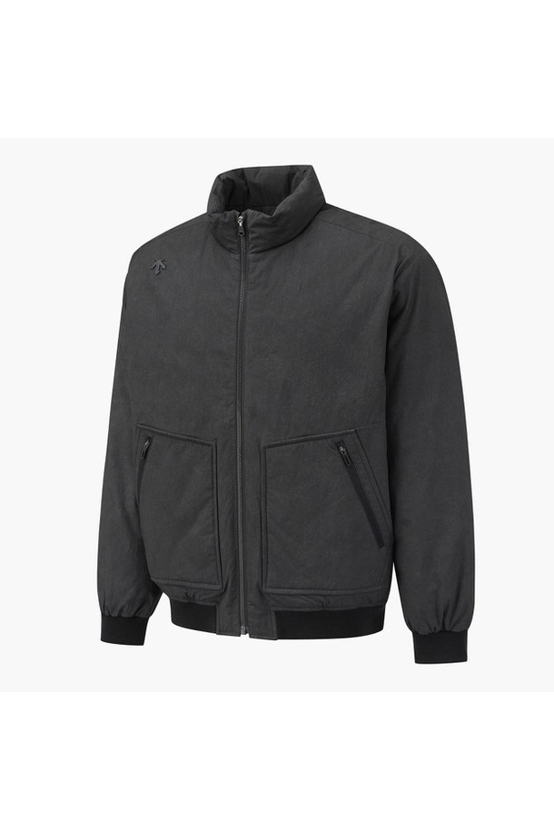 아크먼트(ACMT) 남성 피그먼트 블루종 다운 점퍼 (DQ42MFDJO5)는 겨울철 골프룩 또는 데일리룩에 적합한 남성용 블루종 점퍼입니다. 스포티하고 캐주얼한 스타일로, 어깨 부위의 니트 소재와 밑단 시보리 디테일이 특징입니다. 블랙 컬러의 레귤러핏으로, 피그먼트 프린팅 패턴이 돋보이는 디자인입니다. 두꺼운 두께감으로 뛰어난 보온성을 제공하며, 거위솜털(80%)과 거위깃털(20%) 충전재를 사용하여 따뜻하고 내추럴한 촉감을 선사합니다. 집업 스타일의 긴소매로, 신축성이 있어 활동성을 높였습니다.
