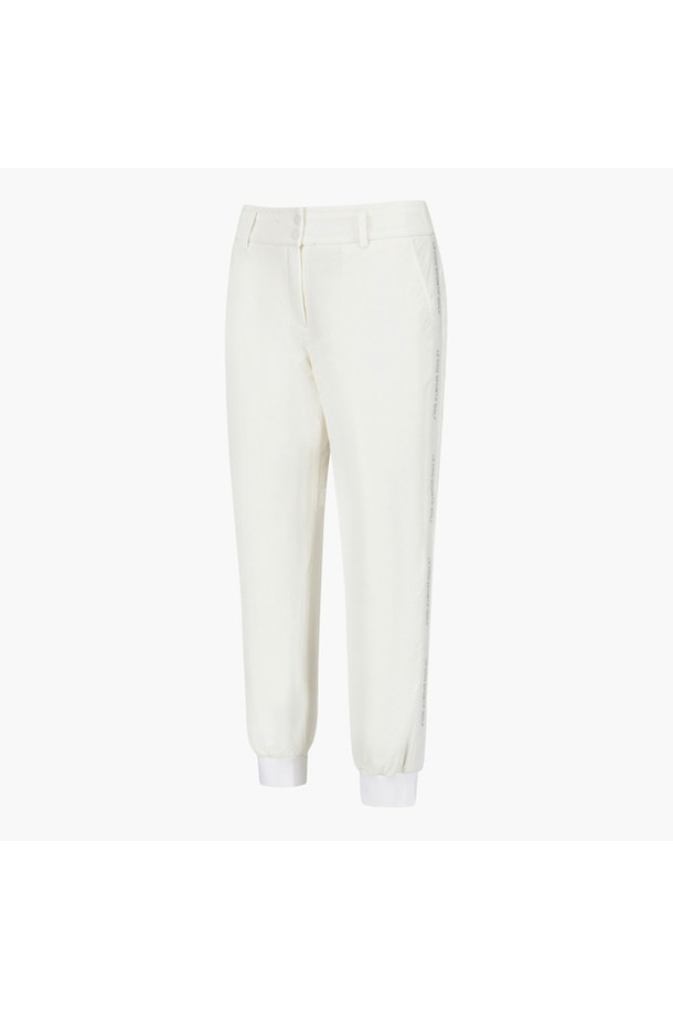 여성용 스트레치 패딩 조거 팬츠 _CREM GQ322LPT92는 겨울철 스포티한 스타일을 연출하기에 적합한 조거 핏 바지입니다. 경량의 스트레치 소재와 보온성이 뛰어난 패딩 안감으로 제작되어 편안한 착용감을 제공합니다. 허리 밴딩 처리로 활동성을 높였으며, 로고 자카드 립 포인트와 사이드라인 디자인이 돋보입니다. 블랙(BLCK)과 크림(CREM) 두 가지 색상으로 출시되어 골프룩 또는 일상복으로 활용 가능합니다. 부드러운 촉감과 컴포트핏으로 편안하게 즐길 수 있습니다.
