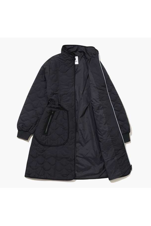 블랙 또는 크림 컬러로 출시된 여성 퀼팅 패딩 풀집업 원피스입니다. 스포티하면서도 캐주얼한 스타일로, 겨울철 골프룩 또는 일상복으로 활용하기 좋습니다. 하이넥 디자인에 A라인 플레어 치마핏으로 여성스러운 실루엣을 연출하며, 퀼팅 패턴과 긴소매, 두꺼운 두께감으로 따뜻함을 더했습니다. 풀집업 스타일과 포켓 디테일이 실용성을 높여줍니다. 폴리에스터와 나일론 혼방 소재로 제작되어 편안한 착용감을 선사합니다.
