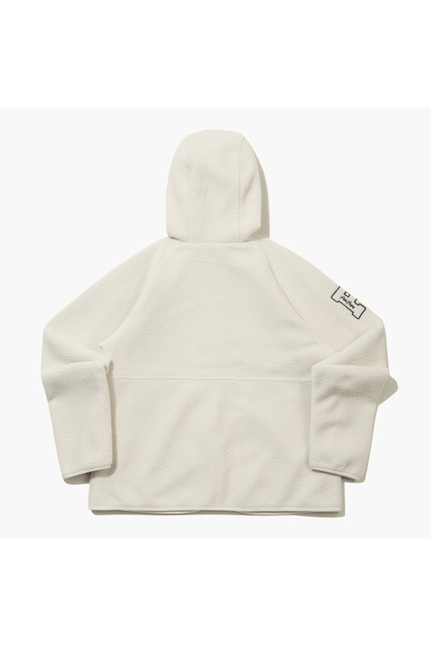 여성 플리스 집업 재킷 MQ422PJPO1은 가을과 겨울에 따뜻하게 착용할 수 있는 여성용 플리스 재킷입니다. 아이보리(IVRY) 컬러의 무지 디자인으로 스포티, 캐주얼, 미니멀 스타일을 모두 소화하며 골프 및 일상복으로 활용 가능합니다. 두꺼운 두께감과 부드러운 촉감의 폴리에스터, 나일론 혼방 소재로 제작되어 보온성이 뛰어나고 긴 소매와 레귤러핏으로 편안한 착용감을 제공합니다. 집업 스타일로 간편하게 입고 벗을 수 있으며, 플리스 코트 타입으로 포근함을 더했습니다. 골프룩으로도 손색없는 MQ422PJPO1 플리스 재킷으로 스타일리시함과 따뜻함을 동시에 느껴보세요.
