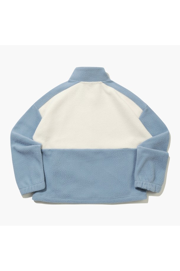 여성 플리스 아노락 라이트블루 MQ422PTLO1은 가을, 겨울 시즌에 스포티하고 캐주얼하게 연출하기 좋은 아우터입니다. 라이트블루와 아이보리 배색 디자인이 돋보이며, 레귤러핏과 하프집업 스타일로 편안한 착용감을 제공합니다. 두껍고 부드러운 플리스 소재로 제작되어 따뜻함을 선사하며, 긴 소매 기장과 배색 디테일이 특징입니다. 골프룩은 물론 일상에서도 활용 가능하며, 매칭 스커트와 함께 코디하여 여성스러운 분위기를 연출할 수 있습니다.
