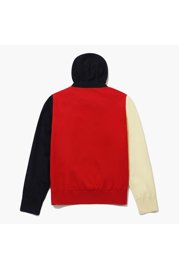 여성 골프를 위한 컬러블록 후드형 방풍 스웨터 MQ422LSWO3입니다. 레드, 블랙, 아이보리 컬러 배색의 스포티한 디자인으로, 가을, 겨울 시즌에 적합합니다. 부드러운 촉감의 아크릴, 폴리에스터, 모, 캐시미어 혼방 소재에 4WAY 스트레치 기능과 무소음 안감으로 편안한 착용감을 제공합니다. 두꺼운 두께감과 후드 디자인으로 방풍 및 보온 기능을 갖췄으며, 레귤러핏과 긴 소매 기장, 크롭 기장으로 활동성을 높였습니다. 골프룩을 위한 스타일리시한 선택이 될 것입니다.
