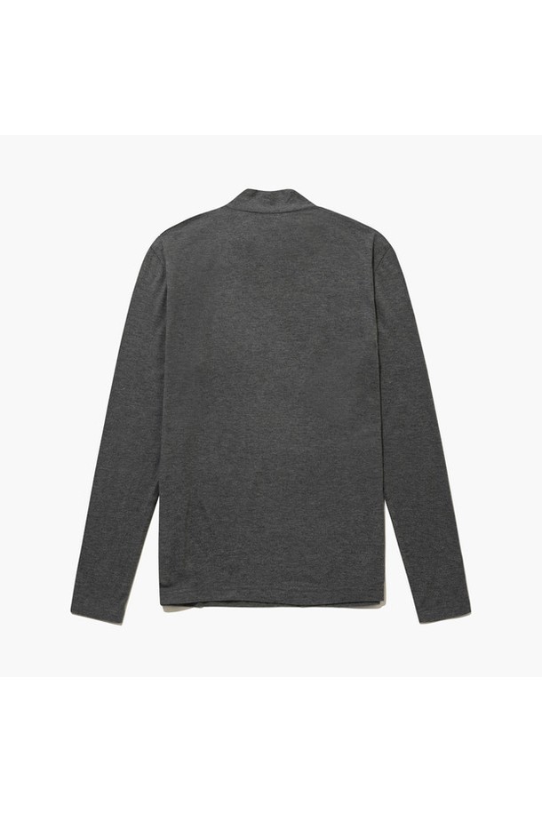 남성 에센셜 FINE AR (파인 AR) 베이스 레이어 _CHCL GQ421MILO9는 스포츠 활동과 일상에서 활용하기 좋은 남성용 베이스 레이어입니다. 블랙, 차콜 두 가지 색상으로 출시되었으며, 스포티한 스타일을 연출합니다. 겨울철 스포츠 활동에 적합하도록, 프리미엄 보온 소재를 사용하여 우수한 보온성을 제공하며 부드러운 촉감으로 최상의 착용감을 선사합니다. 하프넥, 레귤러 핏, 긴소매 기장으로 디자인되었으며, 아크릴, 레이온, 폴리우레탄 혼방 소재로 제작되어 흡습성과 신축성이 뛰어납니다. 골프룩, 피트니스룩, 등산룩 등 다양한 TPO에 활용 가능하며, 미니멀하고 클래식한 스타일과도 잘 어울립니다.
