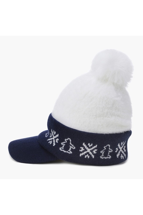 여성 홀리데이 패턴 니트캡 MQ422LCPO1은 겨울 시즌, 골프 및 일상에서 활용하기 좋은 모자입니다. 울, 폴리에스터, 나일론 혼방 소재로 제작되어 따뜻하고 편안한 착용감을 제공합니다. 7cm 챙 넓이와 홀리데이 패턴이 적용되어 클래식, 미니멀, 캐주얼 스타일을 연출하기 좋습니다. DNVY 컬러로 다양한 의상에 매치하기 용이하며, 골프룩에 포인트를 더할 수 있습니다.
