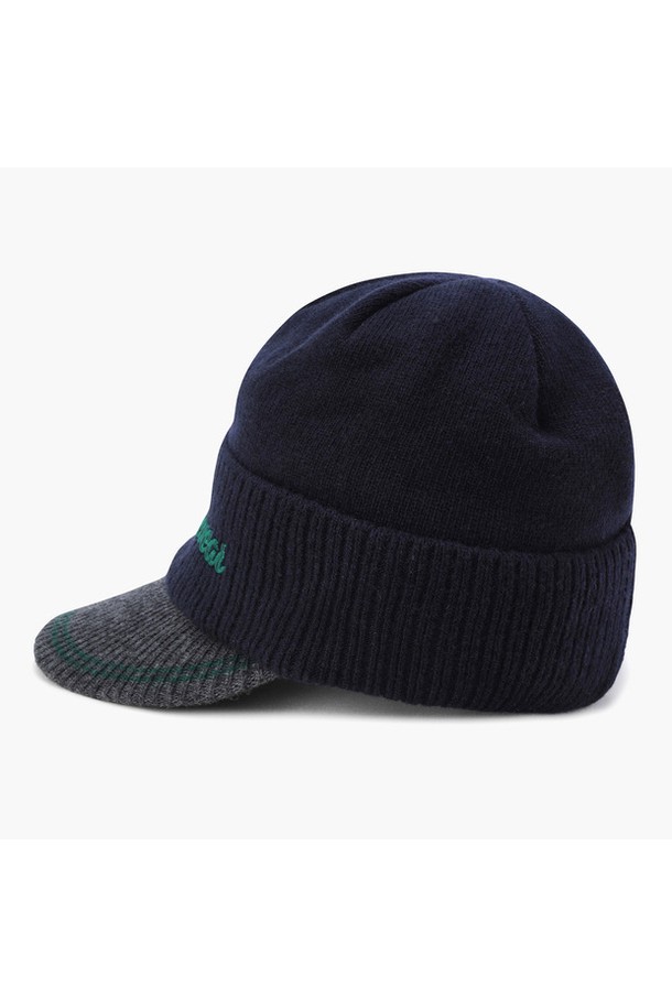 남성 로고 니트캡 다크네이비 MQ421MCPO2는 골프룩에 어울리는 클래식하고 미니멀한 스타일의 니트캡입니다. 가을, 겨울 시즌 착용하기 좋으며, 울, 나일론, 캐시미어 혼방 소재로 제작되어 부드러운 촉감과 보온성을 제공합니다. 챙 넓이는 7.5cm이며, 로고 자수 디테일이 돋보이는 디자인입니다. 다크네이비 컬러로 어떤 의상에도 매치하기 용이하며, 필드 위에서 세련된 스타일을 연출할 수 있습니다.
