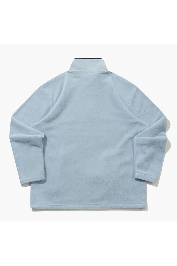 남성 플리스 반집업 티셔츠 라이트블루 MQ421PTLO1은 가을, 겨울 시즌에 착용하기 좋은 남성용 티셔츠입니다. 부드러운 촉감의 플리스 소재로 제작되어 보온성이 뛰어나며, 일상과 골프 활동 모두에 적합합니다. 레귤러 핏에 긴소매, 반집업 네크라인 디자인으로 스포티하면서도 캐주얼한 스타일을 연출합니다. 라이트 블루 컬러에 무지 패턴으로 미니멀한 매력을 더했습니다. 두꺼운 두께감으로 따뜻하게 착용할 수 있는 남성 플리스 반집업 티셔츠입니다.
