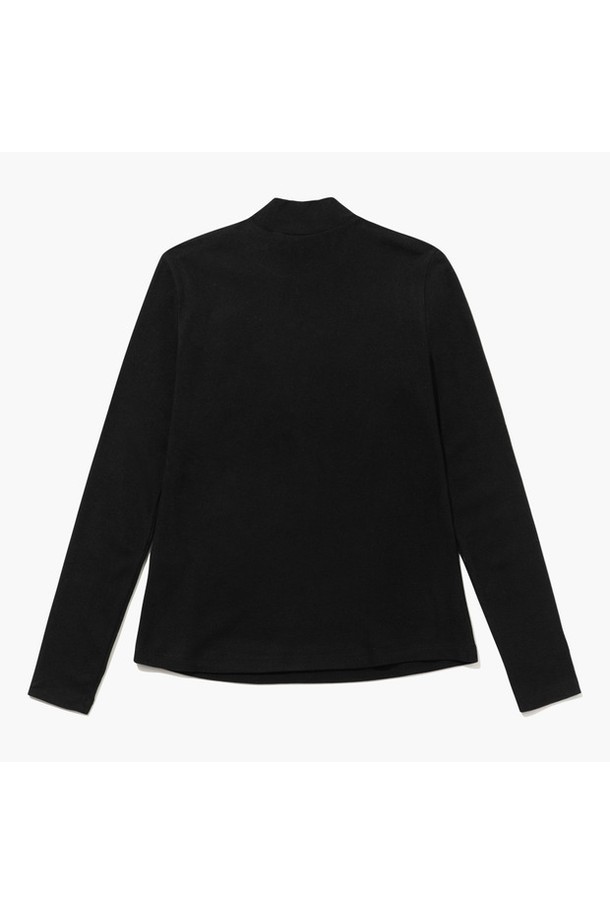 여성 모크넥 원포인트 이너 티셔츠 블랙 MQ422LINO1은 골프 및 일상생활에서 활용하기 좋은 베이직 스타일의 이너 티셔츠입니다. 사계절 모두 착용 가능하며, 부드러운 촉감의 아크릴, 레이온, 나일론, 폴리우레탄 혼방 소재로 제작되었습니다. 레귤러핏에 긴 소매 기장이며, 모크넥 디자인과 원포인트 패턴이 특징입니다. 특히 골프룩에 미니멀, 클래식, 캐주얼 무드를 더해주는 매력적인 아이템입니다.
