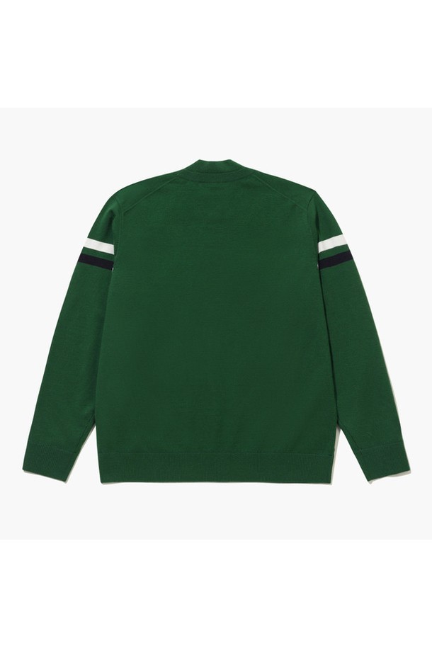 남성 모크넥 방풍 스웨터 그린 MQ421MSWO1는 가을, 겨울 시즌 골프 라운딩 및 겨울 데일리룩에 적합한 남성용 스웨터입니다. 부드러운 촉감의 울, 아크릴, 폴리에스터 혼방 소재로 제작되었으며, 레귤러핏에 긴소매 디자인입니다. 그린 및 네이비 배색이 돋보이며, 두꺼운 두께감과 방풍 안감으로 보온성을 높였습니다. 페이크 레이어드 디자인과 무소음 방풍 안감, 늘어짐이 적은 소재로 편안함과 스타일을 동시에 잡았습니다. 스포티, 클래식, 미니멀한 스타일을 연출하기 좋습니다.
