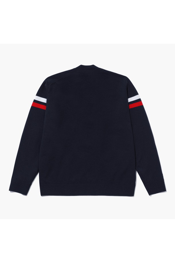 남성 모크넥 방풍 스웨터 다크네이비 MQ421MSWO1는 가을과 겨울철 골프 및 데일리룩에 적합한 남성용 스포티 스타일의 스웨터입니다. 두꺼운 두께감과 보온 기능을 갖춘 이 스웨터는 아크릴, 폴리에스터, 울 혼방 소재로 제작되었습니다. 무지 패턴에 레귤러핏으로 디자인되었으며, 모크넥과 긴 소매가 특징입니다. 방풍 기능과 노이즈리스 방풍 라이닝으로 편안한 착용감을 제공하며, 콘트라스트 디테일과 레이어드 스타일 연출이 용이합니다. 장시간 착용에도 늘어짐을 최소화하여 활동성을 높였습니다.
