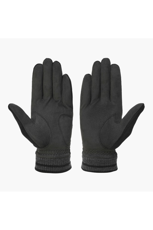 남성용 양손 방한 장갑 MQ421MGLO1 입니다. 겨울철 골프 라운딩을 위한 필수 아이템으로, 부드러운 촉감과 뛰어난 보온성을 제공합니다. 블랙 컬러의 무지 디자인으로 클래식하고 미니멀한 골프룩에 잘 어울립니다. 합성가죽, 면, 폴리에스터 소재를 사용하여 내구성을 높였으며, 벨크로 디자인으로 손목을 안정적으로 감싸줍니다. 두꺼운 두께로 제작되어 추운 날씨에도 따뜻하게 골프를 즐길 수 있습니다.
