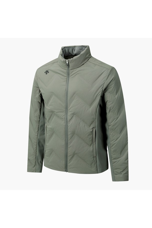 남성 스윙 튜브다운 점퍼 DQ41MFDJO3는 겨울철 골프 및 일상생활에서 활용하기 좋은 아우터입니다. 블랙과 그레이 두 가지 색상으로 출시되었으며, 스포티하고 미니멀한 스타일을 연출합니다. 튜브다운 구조로 제작되어 보온성이 뛰어나며, 경량 소재를 사용하여 활동성을 높였습니다. 부드러운 촉감의 폴리에스터, 나일론, 폴리우레탄, 레이온, 거위 솜털, 거위 깃털 혼방 소재를 사용했으며, 기모 목 안감과 니트 어깨 디테일로 편안함을 더했습니다. 레귤러핏에 긴 소매, 집업 여밈 방식으로 디자인된 두꺼운 두께의 점퍼입니다.
