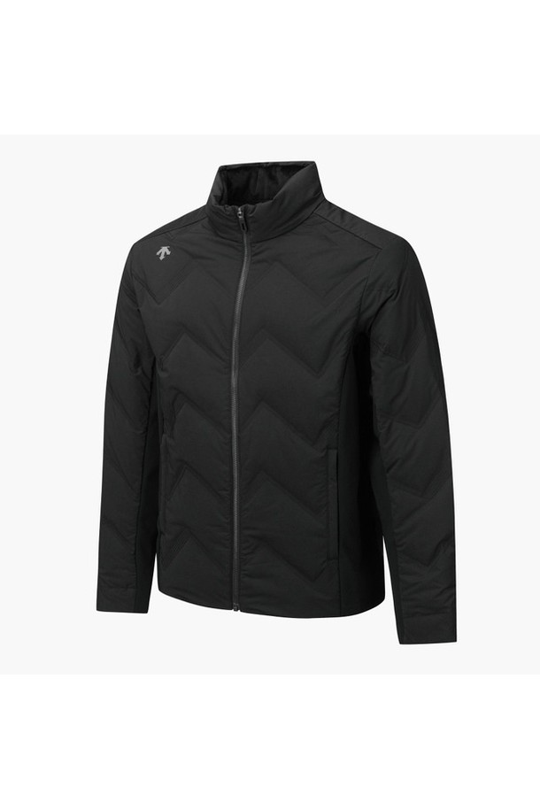 남성 스윙 튜브다운 점퍼 DQ41MFDJO3는 겨울철 골프룩 또는 데일리룩에 적합한 스포티하고 미니멀한 스타일의 점퍼입니다. 블랙과 그레이 두 가지 색상으로 출시되었으며, 레귤러핏으로 편안한 착용감을 제공합니다. 폴리에스터, 나일론, 폴리우레탄, 레이온, 거위솜털, 거위깃털 등 다양한 소재를 사용하여 보온성과 경량성을 동시에 갖췄습니다. 튜브다운 구조에 니트 디테일과 기모 안감을 더해 부드러운 촉감과 두꺼운 두께감으로 추운 날씨에도 따뜻하게 입을 수 있습니다. 집업 방식과 긴 소매 기장으로 활동성을 높였으며, 무지 패턴으로 어떤 스타일에도 쉽게 매치할 수 있습니다.
