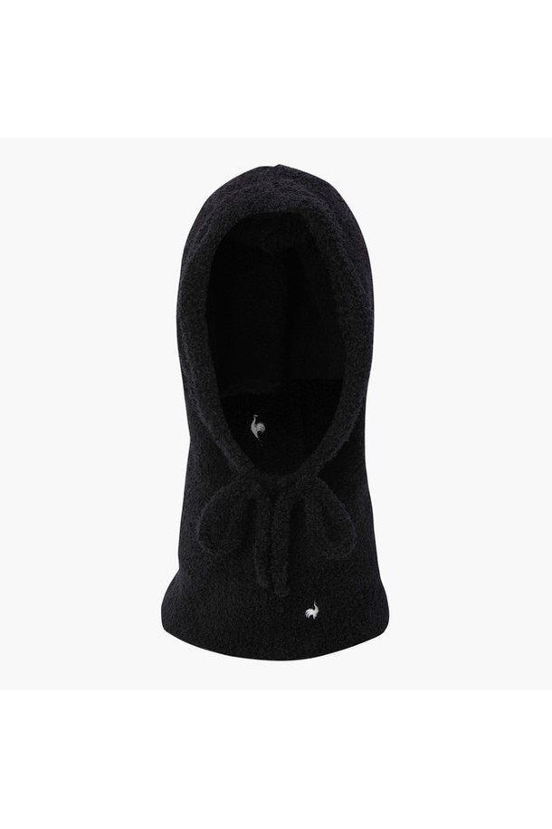 여성 소프트 바라클라바 _BLCK GQ422LSAO1는 부드러운 폴리에스터 소재로 제작되어 보온성을 제공하는 겨울철 필수 아이템입니다. 블랙, 크림, 라이트핑크 세 가지 색상으로 출시되어 골프, 스포츠 활동은 물론 다양한 등산룩, 피트니스룩, 캐주얼룩에 매치하기 좋습니다. 깊은 모자 깊이와 소프트 터치 촉감으로 편안한 착용감을 선사하며, 미니멀하고 스포티한 스타일을 연출합니다. 무지 디자인으로 어떤 의상에도 자연스럽게 어울려 활용도가 높습니다.
