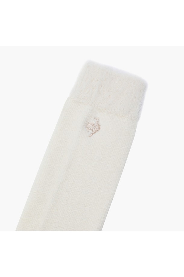 여성 날개사 포인트 울 니삭스 _크렘 GQ422LKSO1은 봄, 가을, 겨울 시즌에 골프룩 연출을 위한 니삭스입니다. 부드러운 촉감의 두꺼운 두께감으로 보온성을 높였으며, 크림과 블랙 두 가지 색상으로 제공됩니다. 모, 나일론, 폴리에스터, 레이온, 폴리우레탄 혼방 소재로 제작되어 편안한 착용감을 선사합니다. 클래식하고 미니멀한 스타일의 날개사 포인트 디자인이 특징입니다. 골프 라운딩 시 세련된 스타일을 완성해보세요.
