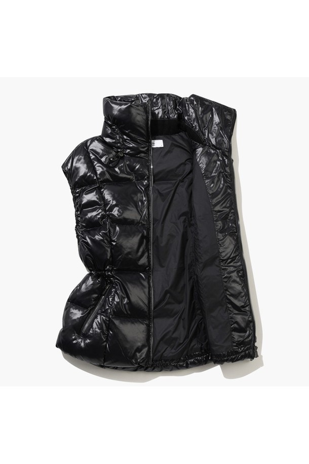 여성 골프 및 겨울 데일리룩에 적합한 "여성 글로시 다운 베스트 블랙 MQ422LWVO6"입니다. 무지 스타일의 이 다운 베스트는 스포티한 무드를 연출하며, 블랙과 그린 두 가지 색상으로 만나볼 수 있습니다. 두꺼운 두께감과 광택감 있는 나일론 소재가 특징이며, 허리와 목 부분 스트링 조절이 가능하여 핏을 조절할 수 있습니다. 거위솜털(80%)과 거위깃털(20%) 충전재를 사용하여 보온성을 높였으며, 목 부분은 플리스 소재로 마감하여 부드러운 착용감을 제공합니다. 발수 기능과 무소음 방풍 안감으로 겨울철 야외 활동 시에도 쾌적하게 착용할 수 있습니다.
