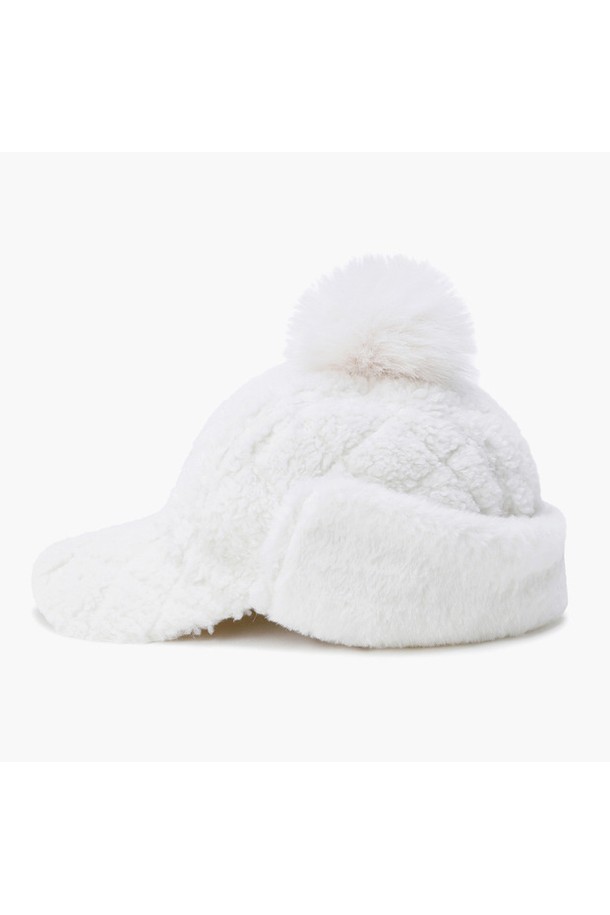 여성 플리스 이어머프 캡 화이트 MQ422LCPO7은 겨울철 보온성을 책임지는 모자입니다. 부드러운 폴리에스터 플리스 소재로 제작되어 뛰어난 촉감을 제공하며, 귀를 덮는 이어머프 디자인으로 방한 기능을 더했습니다. 챙 넓이 7.5cm의 무지 스타일로, 골프룩이나 일상 캐주얼룩에 클래식하고 미니멀한 느낌을 더해줍니다. 화이트와 브라운 두 가지 색상으로 출시되어 다양한 스타일에 매치하기 좋습니다.
