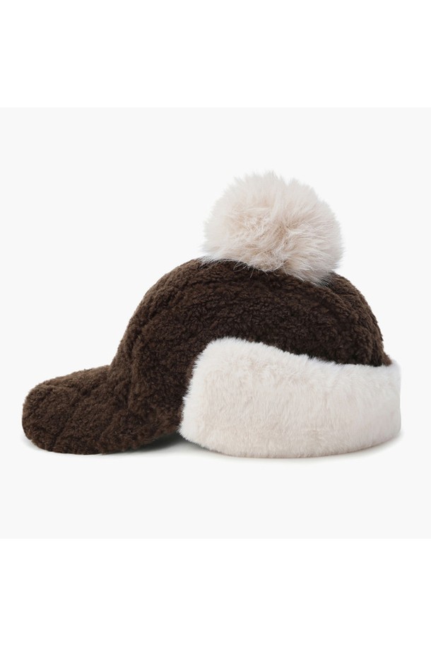 MQ422LCPO7 여성 플리스 이어머프 캡 브라운은 부드러운 촉감의 플리스 소재로 제작되어 가을, 겨울철 보온성을 높여주는 여성용 모자입니다. 7.5cm 챙과 무지 디자인에 브라운, 화이트 컬러로 출시되어 클래식, 미니멀, 캐주얼 스타일 모두 소화 가능합니다. 특히 골프룩에 잘 어울리며, 이어머프 디자인으로 귀를 따뜻하게 보호해 줍니다. 폼폼 장식이 더해져 사랑스러운 포인트를 더했습니다.
