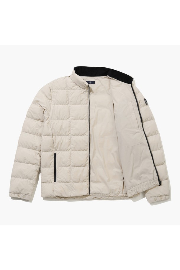 남성 스윙 다운 점퍼 베이지 MQ421MJPO1은 겨울철 골프 및 일상생활에서 스타일리시하게 착용할 수 있는 남성용 다운 점퍼입니다. 캐주얼하고 스포티한 무드의 무지 디자인에 레귤러핏으로 제작되어 편안한 착용감을 제공합니다. 부드러운 촉감의 나일론, 폴리우레탄, 거위솜털, 거위깃털 혼방 소재로 제작되어 보온성과 경량성을 동시에 갖췄습니다. 두꺼운 두께감으로 뛰어난 보온성을 자랑하며, 퀼팅 디자인과 집업 여밈 방식이 특징입니다. 긴 소매 기장의 패딩 코트 타입으로, 겨울철 포근함과 스타일을 모두 잡을 수 있는 아이템입니다.
