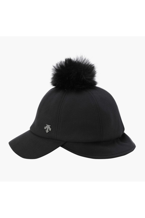 여성 폴더블 이어워머 방한캡 DQ42WFCPO6는 가을, 겨울철 방한과 스타일을 동시에 만족시키는 모자입니다. 부드러운 폴리에스터, 레이온, 아크릴, 폴리우레탄 혼방 소재로 제작되어 따뜻하고 편안한 착용감을 선사합니다. 6cm 챙과 귀를 보호하는 폴더블 이어워머 디자인은 실용성과 보온성을 높여줍니다. 무지 패턴에, 귀여운 퍼 방울 장식이 포인트로 더해져 캐주얼, 미니멀, 클래식 스타일의 산책룩, 여행룩에 매치하기 좋습니다. BLKG, IVYG, MLGG 세 가지 컬러 옵션으로 만나보세요.
