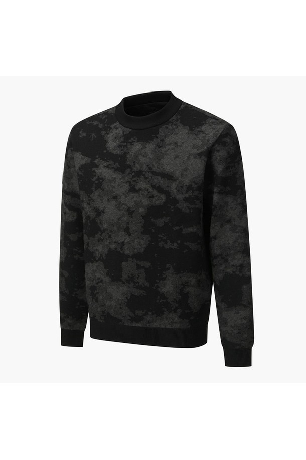 아크먼트(ACMT) 남성 자카드 모크넥 방풍 스웨터 DQ42MFKPO1는 가을과 겨울 시즌, 골프 및 일상에서 활용하기 좋은 남성용 스웨터입니다. 고급스러운 무드를 연출하는 시그니처 자카드 패턴이 돋보이며, 레이온, 폴리에스터, 나일론 혼방의 부드러운 소재로 제작되어 편안한 착용감을 선사합니다. 모던하고 클래식한 스타일을 기반으로, 레귤러 핏과 긴 소매 기장, 모크넥 디자인이 특징입니다. 특히 방풍 안감을 적용하여, 추운 날씨에도 따뜻하게 활동할 수 있으며 경량성까지 갖춰 실용성을 높였습니다. 
