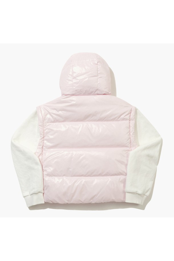 여성 소매 디테쳐블 푸퍼 다운 베스트 라이트핑크 MQ422PJPO2는 부드러운 촉감의 나일론, 폴리에스터, 오리털 혼방 소재로 제작되어 겨울철 보온성을 책임지는 다운 베스트입니다. 가볍고 따뜻하며, 소매가 탈부착 가능하여 다양한 스타일 연출이 가능합니다. 크롭 기장의 레귤러핏으로 스포티, 캐주얼, 미니멀한 스타일을 즐기는 여성분들께 적합하며, 골프룩으로도 활용할 수 있습니다. 지퍼형 여밈 방식과 무지 디자인으로 깔끔함을 더했습니다. 라이트핑크와 아이보리 두 가지 컬러로 출시되어 취향에 맞게 선택할 수 있습니다.
