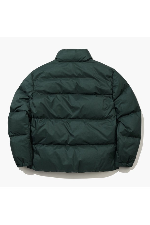 남성 푸퍼 머스코비 다운 점퍼 딥그린 MQ421PJPO3는 겨울철 스포티하고 캐주얼한 스타일을 연출하기에 좋은 다운 점퍼입니다. 딥그린 컬러의 무지 디자인으로 어떤 옷에도 쉽게 매치할 수 있으며, 골프 및 일상생활에서 활용하기 좋습니다. 넉넉한 두께감과 부드러운 촉감의 나일론 소재를 사용하여 편안한 착용감을 제공합니다. 충전재는 솜털 80%, 깃털 20%로 구성되어 보온성과 경량성을 동시에 갖췄으며, 긴 소매와 집업 여밈 방식으로 디자인되었습니다. 레귤러핏으로 제작되어 활동성을 높였으며, 안감 또한 나일론 소재로 마감되었습니다.
