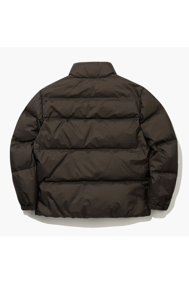 남성 푸퍼 머스코비 다운 점퍼 브라운 MQ421PJPO3는 부드러운 촉감의 나일론 소재를 사용하여 제작된 겨울용 다운점퍼입니다. 브라운 및 다크그린 컬러로 출시되었으며, 스포티와 캐주얼 스타일을 동시에 연출할 수 있습니다. 레귤러핏에 레귤러 기장으로 편안한 착용감을 제공하며, 집업 스타일로 간편하게 입고 벗을 수 있습니다. 솜털 80%, 깃털 20%의 머스코비 다운 충전재를 사용하여 보온성과 경량성을 동시에 갖춘 제품으로 골프 및 일상생활에서 활용하기 좋습니다.
