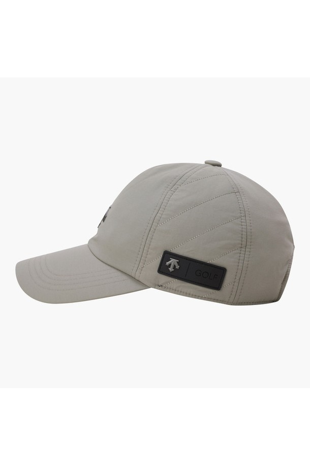 남성용 약패딩 이어워머 탈부착 볼캡 DQ42MFCPO8은 가을, 겨울철 골프 및 일상생활에서 스타일리시하게 착용할 수 있는 모자입니다. 나일론, 면, 폴리에스터 혼방 소재로 제작되어 보온성이 뛰어나고, 8cm 챙 넓이로 햇빛을 효과적으로 가려줍니다. 탈부착 가능한 이어워머 디자인은 변덕스러운 날씨에도 유연하게 대처할 수 있도록 해주며, 무지 패턴에 베이지(BEGG), 먹색(BLKG) 두 가지 색상으로 출시되었습니다. 캐주얼, 미니멀, 클래식 스타일을 아우르는 디자인으로 다양한 골프룩에 훌륭하게 매치됩니다. 사이즈 조절 기능으로 편안한 착용감을 제공합니다.
