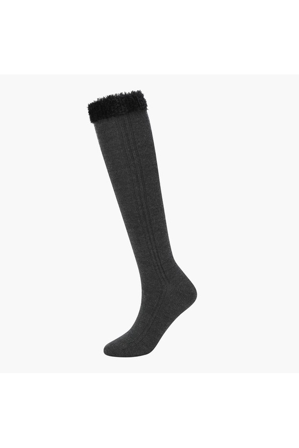 여성 방한 니삭스 DQ42WFSOO2는 골프 및 겨울 데일리룩에 어울리는 클래식하고 미니멀한 스타일의 방한 니삭스입니다. 모, 나일론, 폴리에스터 등 보온성이 뛰어난 소재로 제작되어 겨울철 추위로부터 발을 따뜻하게 보호해 줍니다. 양말 상단에는 부드러운 날개사 포인트가, 바닥 부분에는 파일 조직을 적용하여 편안한 착용감을 선사합니다.  블랙그레이(BLKG) 및 그레이그레이(GRYG) 두 가지 색상으로 출시되었으며, 금속 스피릿 장식으로 포인트를 더했습니다. 추운 계절, 따뜻함과 스타일을 동시에 잡을 수 있는 아이템입니다.
