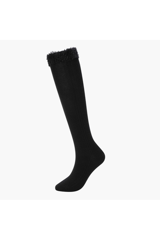 여성 방한 니삭스 DQ42WFSOO2는 추운 겨울에도 따뜻하고 스타일리시함을 놓치고 싶지 않은 여성들을 위한 제품입니다. 모, 나일론, 폴리우레탄, 폴리에스터 혼방 소재로 제작되어 보온성과 방한 기능을 제공하며, 골프 또는 겨울 데일리룩에 적합합니다. 양말 상단에는 부드러운 날개사 디테일이, 바닥에는 파일 조직이 적용되어 편안한 착용감을 선사합니다. 블랙그레이(BLKG)와 그레이그레이(GRYG) 두 가지 컬러 옵션으로 만나볼 수 있으며, 다리 부분에 금속 스피릿 장식이 은은하게 포인트를 더합니다. 클래식, 미니멀, 스포티 스타일을 모두 소화할 수 있는 활용도 높은 니삭스입니다.
