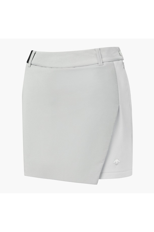 여성 본딩 A라인 스커트 DQ42WFSKOE는 세련된 스타일의 골프룩을 위한 겨울철 필수 아이템입니다. 폴리에스터, 나일론, 폴리우레탄 혼방의 믹스 소재로 제작되었으며, 두꺼운 두께감과 패딩 안감으로 보온성을 높였습니다. 무지 디자인에 A라인 핏으로 어떤 상의와도 잘 어울리며, 클래식하고 미니멀한 스타일을 연출합니다. BLKG (블랙), LGYG (연한 그레이) 두 가지 색상으로 만나보세요.
