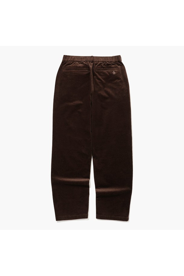 남녀공용 에센셜 코듀로이 팬츠 브라운 MQ423PPTO3는 가을, 겨울 시즌에 어울리는 레귤러핏 긴바지입니다. 부드러운 촉감의 코듀로이, 면, 폴리우레탄 혼방 소재로 제작되어 편안한 착용감을 선사합니다. 베이직하고 캐주얼한 스타일로 일상 및 골프룩에 모두 활용 가능하며, 어떤 상의와도 쉽게 매치됩니다. 무지 디자인에 두께감 있는 원단으로 제작되어 따뜻하게 착용할 수 있습니다. 에센셜 라인으로 출시되어 활용도가 높습니다.
