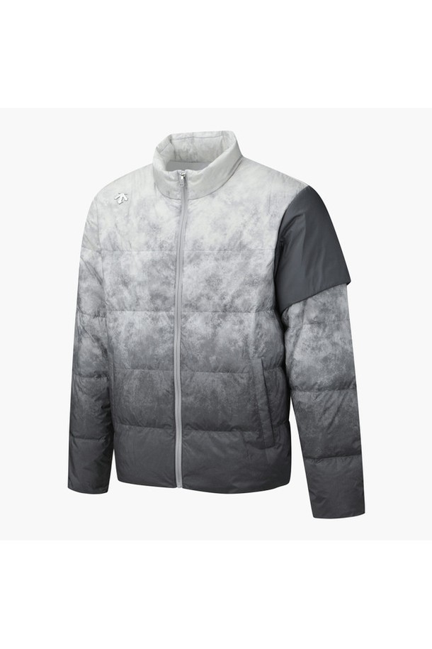 아크먼트(ACMT) 남성 스윙 다운 점퍼 DQ42MFDJO2는 겨울철 골프 라운딩을 위한 남성용 다운 점퍼입니다. 스포티한 스타일과 미니멀한 디자인이 돋보이며, BLKG, LGYG 두 가지 색상으로 출시되었습니다. 아크모션 패턴을 적용하여 스윙 퍼포먼스를 고려한 디자인이 특징이며, 경량 소재를 사용하여 활동성을 높였습니다. 넉넉한 두께감과 부드러운 촉감으로 편안한 착용감을 제공하며, 레귤러 핏에 집업 스타일로 간편하게 착용할 수 있습니다. 폴리에스터, 나일론, 폴리우레탄, 거위솜털, 거위깃털 등 고급 소재를 사용하여 보온성을 극대화했습니다.
