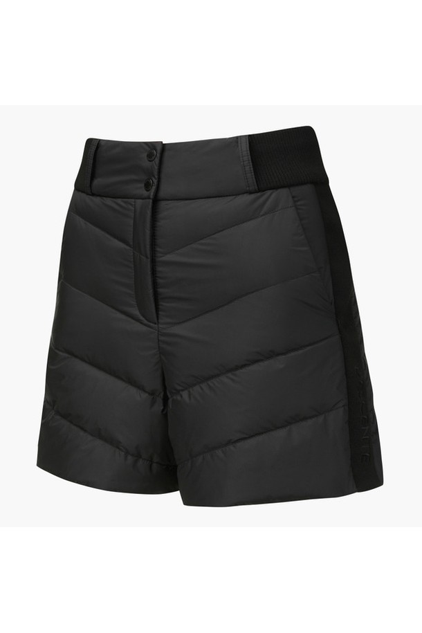 여성 다운 퀼팅 쇼츠 DQ42WFSPOA는 겨울철 라운딩과 일상에서 모두 활용 가능한 숏 팬츠입니다. 보온성이 뛰어난 구스다운 충전재와 울 니트 배색으로 디자인되어 따뜻함과 스타일을 동시에 만족시킵니다. 숏 기장에 퀼팅 패턴, 레귤러핏 디자인으로 스포티하면서도 미니멀한 매력을 더했습니다. 신축성을 더한 밴딩 허리, 사이드 포켓 디테일로 편안한 착용감과 실용성을 높였습니다. 블랙(BLKG)과 아이보리(IVYG) 두 가지 컬러로 출시되어 다양한 골프룩 연출에 활용할 수 있습니다.
