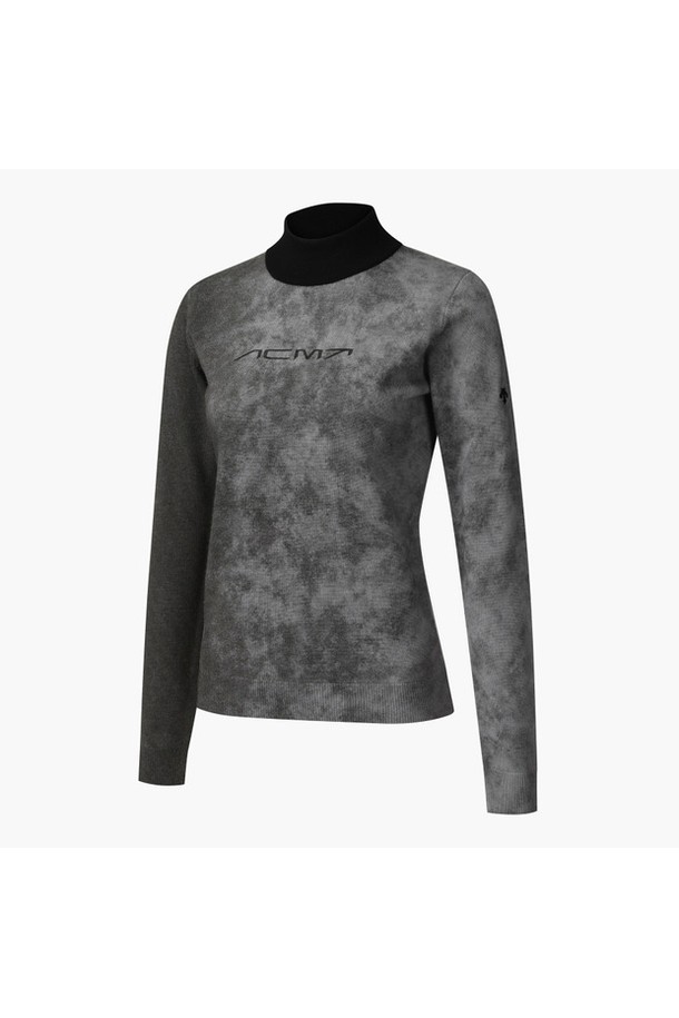 아크먼트(ACMT) 여성 그라데이션 프린트 풀오버 DQ41WFKPOD는 가을, 겨울 시즌 골프 및 일상에서 캐주얼하면서도 스포티한 스타일을 연출하는 여성용 풀오버입니다. 부드러운 촉감의 울 100% 소재로 제작되어 얇지만 가벼운 착용감을 선사하며, 라운드넥과 레귤러핏 디자인으로 편안하게 착용할 수 있습니다. 특히, 갤럭시 프린트 패턴의 그라데이션 컬러가 돋보이며, 긴 소매 기장으로 따뜻함과 스타일리시함을 동시에 잡았습니다. 골프룩으로 활용하기에 적합하며, 캐주얼한 무드로 다양한 코디에 활용할 수 있습니다.
