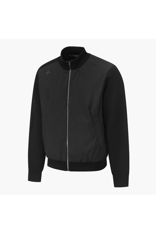 남성 하이브리드 패딩 점퍼 DQ31MFKO92는 겨울철 골프 및 일상 활동에 적합한 남성용 아우터입니다. 니트 조직감과 부드러운 촉감이 특징이며, 보온성과 신축성을 제공합니다. 하이브리드 코트 타입으로 디자인되었으며, 기능성 니트 등판과 집업 여밈 방식으로 편안함을 더했습니다. 레귤러핏과 긴 소매 기장으로 스포티하면서도 미니멀한 스타일을 연출합니다. 울, 폴리에스터, 나일론 등 다양한 소재를 사용하여 두꺼운 두께감과 안감을 갖춰 겨울철 추위에도 따뜻하게 착용할 수 있습니다.
