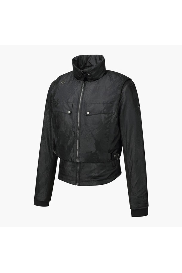 아크먼트(ACMT) 여성 3IN1 패딩 점퍼 DQ41WFDJO3는 스포티한 스타일의 여성용 패딩 점퍼입니다. 골프 및 일상생활에서 활용하기 좋으며, 레귤러핏으로 편안하게 착용할 수 있습니다. 자카드 패턴 디자인과 BLKG, LGYG 두 가지 컬러 옵션을 제공합니다. 긴 소매, 집업 여밈 방식에 두꺼운 두께감으로 겨울철 보온성을 높였습니다. 베스트 분리 및 발열 안감이 적용되어 실용성을 더했습니다.
